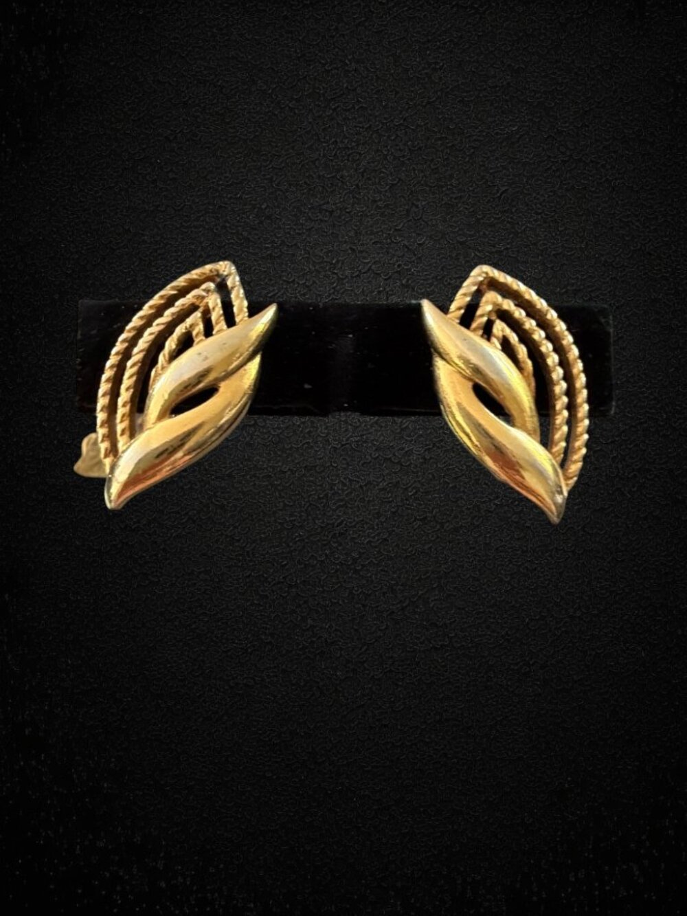 Vintage Trifari Gold Tone Leaf Rope Clip-On Earrings Textured Rope Detail 80s